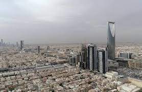 واصل القطاع المصرفي السعودي مسيرته في تحقيق نتائج قياسية، حيث سجلت البنوك المدرجة أعلى أرباح فصلية في تاريخها خلال الربع الثالث من عام 2025. وبلغ إجمالي صافي الأرباح 6.3 مليار دولار (ما يعادل 23.62 مليار ريال)، محققاً نمواً سنوياً قوياً بنسبة 15 في المائة، وبفارق 800 مليون دولار (3.097 مليار ريال) مقارنة بالربع المماثل من عام 2024 الذي سجل 5.5 مليار دولار