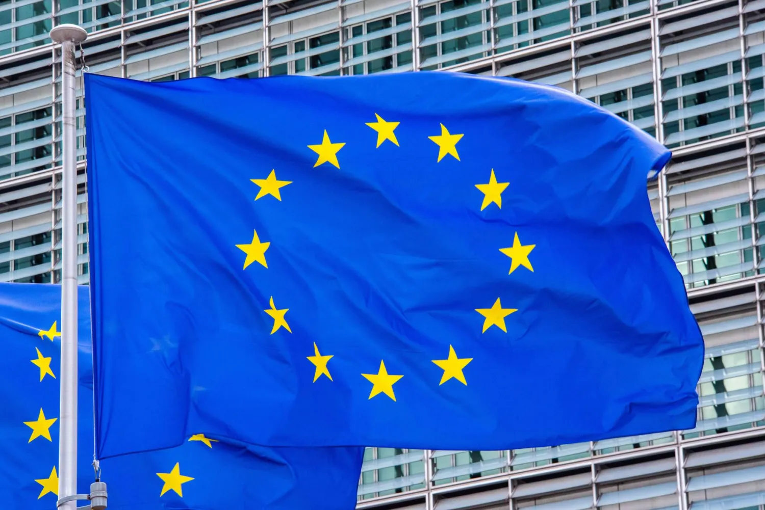 بّه المفوض الأوروبي للزراعة كريستوف هانسن إلى أن على أوروبا أن تكون متيقظة لخطر استخدام سلاسل الإمداد الغذائي سلاحاً، قائلاً إن الاعتماد على الإنتاج الغذائي الخارجي سيجعل الاتحاد الأوروبي عرضة للخطر. وقال هانسن في مؤتمر ميونخ للأمن مساء السبت