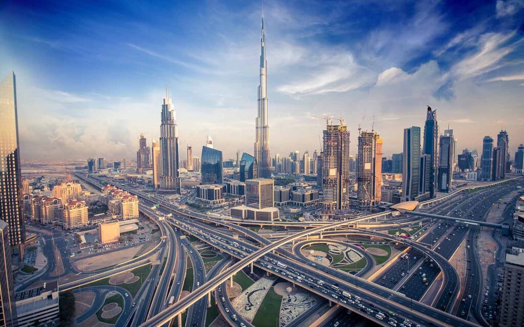 أكد عبدالله بن طوق المري، وزير الاقتصاد والسياحة، أن عيد الاتحاد الرابع والخمسين يحل هذا العام مكللاً بإنجازات اقتصادية وسياحية استثنائية تترجم رؤية القيادة الرشيدة وتعكس قوة الاتحاد ورسوخ أركانه، حيث تصدرت دولة الإمارات معدلات النمو الاقتصادي على مستوى دول مجلس التعاون الخليجي محققة نمواً في الناتج المحلي الإجمالي الحقيقي بنسبة 4.2% خلال النصف الأول من عام 2025،