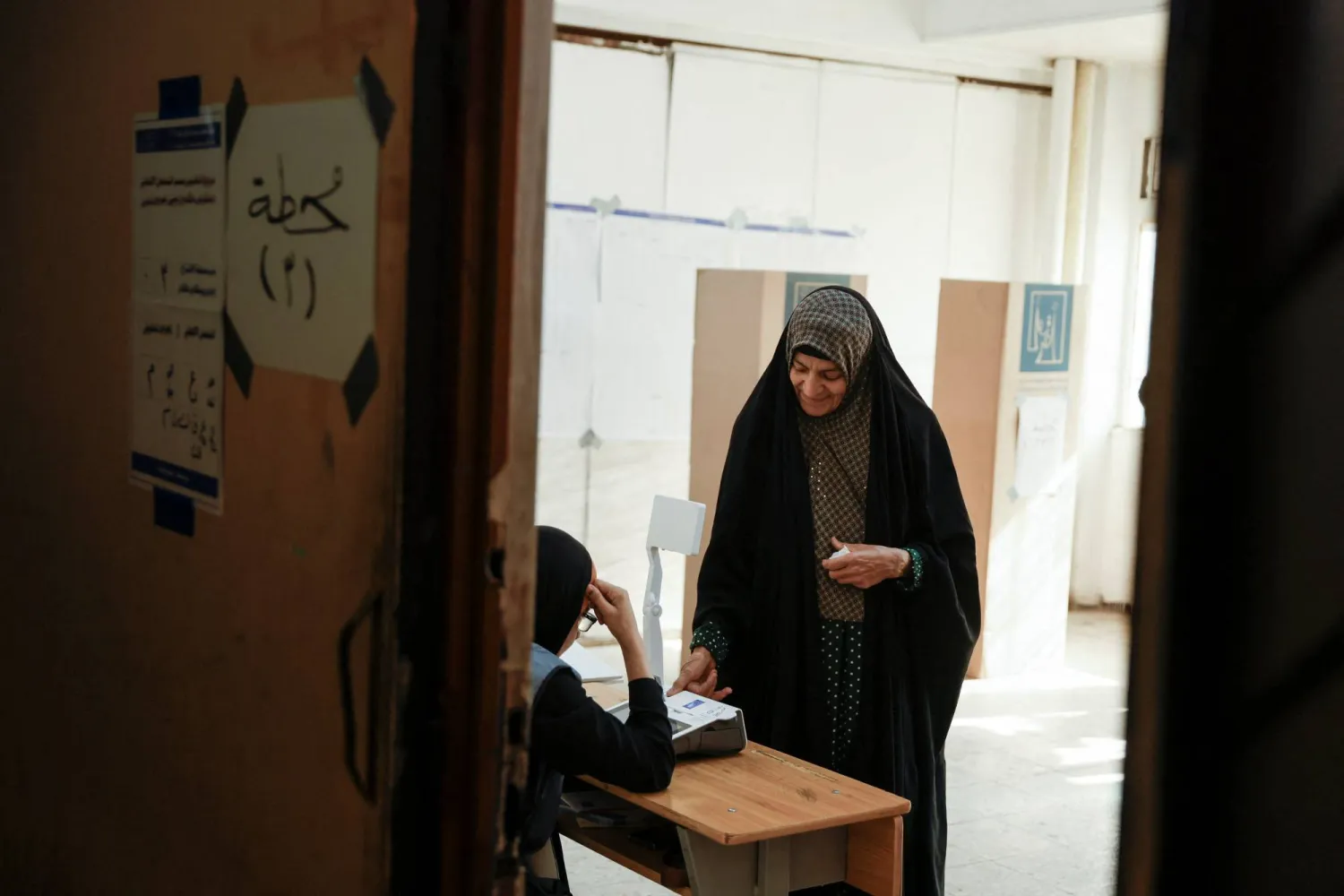 شهدت أسواق المال في العاصمة الاتحادية بغداد وعاصمة إقليم كردستان أربيل، الثلاثاء، توقفاً شبه كامل في تداول العملة الأجنبية، نتيجة إغلاق أغلب مكاتب التحويل المالي بمناسبة الانتخابات البرلمانية.