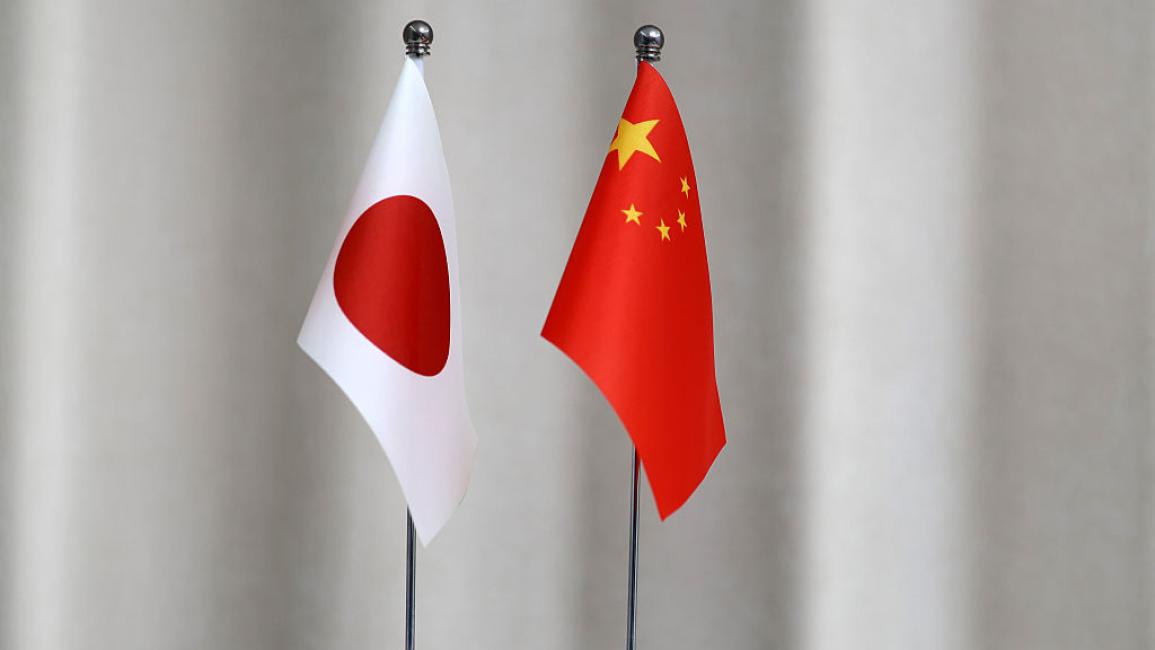 أشهرت الصين مزيداً من أسلحة الاقتصادية في وجه اليابان في إطار الخلافات السياسية المتصاعدة بين البلدين. طلبت الحكومة الصينية من شركات الطيران المحلية الاستمرار في خفض الرحلات المتجهة إلى اليابان حتى نهاية مارس/آذار المقبل، في خطوة تعكس استمرار التوترات السياسية بين البلدين،