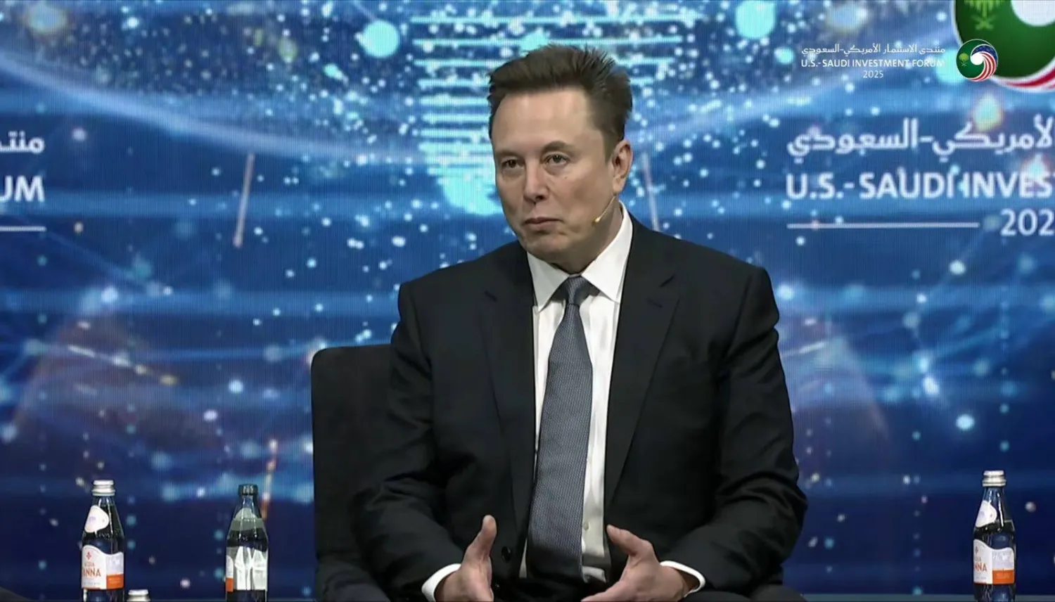 أظهر ‍مؤشر ‌فوربس للمليارديرات ⁠السبت أن ‍الرئيس التنفيذي لشركة ‍تيسلا إيلون ماسك ‍صار أول شخص في العالم ترتفع قيمة ثروته الإجمالية ‌إلى 749 مليار ‍دولار بعد أن أعادت المحكمة العليا في ديلاوير أسهم تيسلا ‍التي ‌تبلغ قيمتها 139 مليار دولار والتي ‌كانت قد ألغيت العام الماضي، بحسب رويترز.