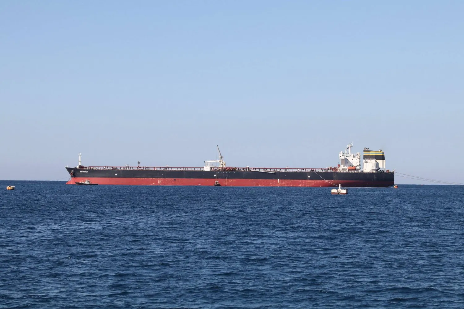 نفذت الولايات المتحدة «عملية فنزويلا» واعتقلت نيكولاس مادورو رئيس الدولة اللاتينية في أمريكا الجنوبية، بتهمة «المخدرات والإرهاب» وحملته مسؤولية انتشار المخدر داخل الأراضي الأمريكية. ولم يُخْفِ الرئيس الأمريكي ترامب رغبته في السيطرة على النفط الفنزويلي،