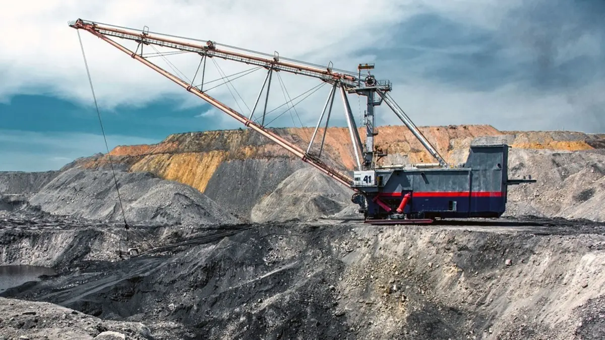 في ظل سعي الأردن إلى إعادة رسم خريطته الاقتصادية وتقليص اعتماده التاريخي على قطاعات تقليدية محدودة، عاد قطاع التعدين إلى واجهة النقاش العام بوصفه أحد الرهانات الاستراتيجية ضمن رؤية التحديث الاقتصادي. غير أن هذا الرهان، الذي تعول عليه الحكومة لفتح مسارات نمو جديدة، تحول في الأشهر الأخيرة من عام 2025 إلى ملف جدلي،