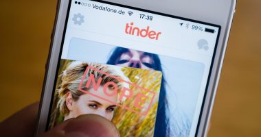 يختبر تطبيق المواعدة تيندر ميزة جديدة مدعومة بالذكاء الاصطناعي تحمل اسم "كيمياء" تتعرف إلى اهتمامات المستخدم وشخصيته من خلال تحليل صوره الخاصة في الهاتف، بما في ذلك الصور السرية والحميمة التي لم ينشرها المستخدم في العلن. وفي أحدث تقرير أرباح لها، وصفت "ماتش غروب"، الشركة الأم لـ"تيندر"، هذه الميزة بأنها ميزة مطابقة تفاعلية مصممة لمكافحة "ملل التصفح" من خلال عرض عدد أقل من التطابقات، ولكنها أكثر توافقاً.