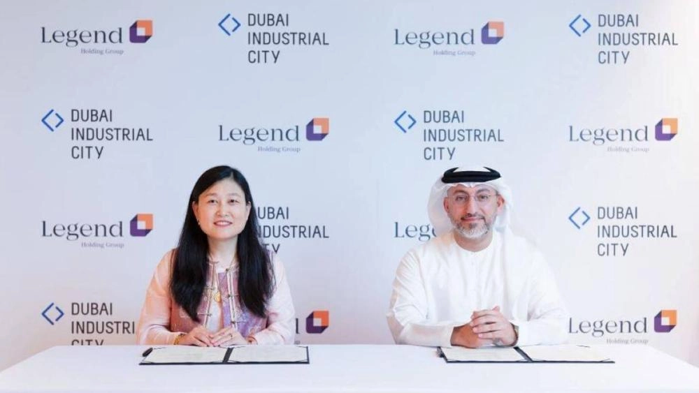 ويهدف المشروع إلى دعم التحول نحو التصنيع المستدام وتعزيز قدرات سلسلة توريد السيارات، بما يتماشى مع مستهدفات «مشروع 300 مليار» ومبادرة «اصنع في الإمارات» وأجندة دبي الاقتصادية «D33». وسيضم خطوطاً لتجميع الدراجات النارية الكهربائية وغير الكهربائية، ومرافق لتقديم حلول شحن السيارات الكهربائية وخدمات ما بعد البيع، مع الاعتماد على أنظمة الطاقة الشمسية لتوليد الكهرباء.