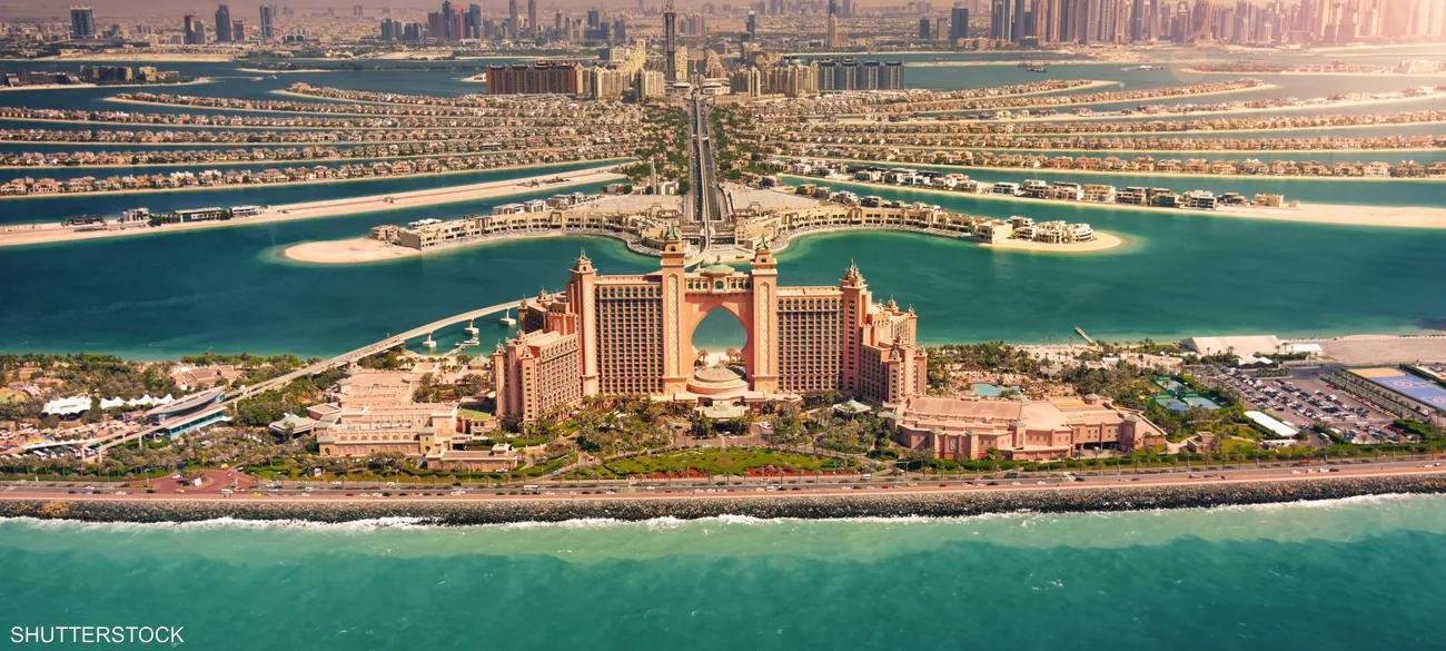 تصدّرت دبي قائمة المدن الأكثر ملاءمة للأثرياء عالمياً، وفقاً لتقرير صادر عن شركة الوساطة العقارية العالمية "سافيلز" Savills Plc، التي صنّفت 30 مدينة حول العالم بناءً على جاذبيتها للأفراد من أصحاب الثروات العالية