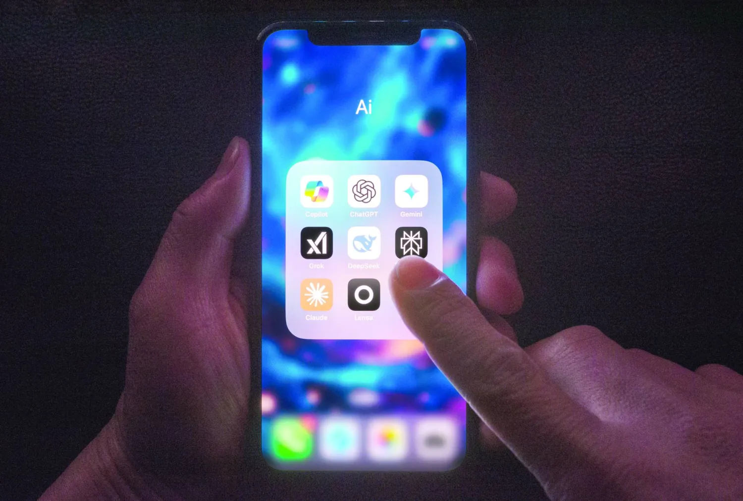 استخدام التطبيقات المُدمجة. الآن، يمكن الوصول إلى «كانفا» و«فيغما» و«سبوتيفاي» و«إكسبيديا» وأدوات أخرى داخل «تشات جي بي تي». يمكن أن تجرب طلب رسم بياني داخل «تشات جي بي تي» في أثناء انتظارك في الطابور مع هاتفك، ثم تعدله في وقت لاحق عبر «كانفا».  