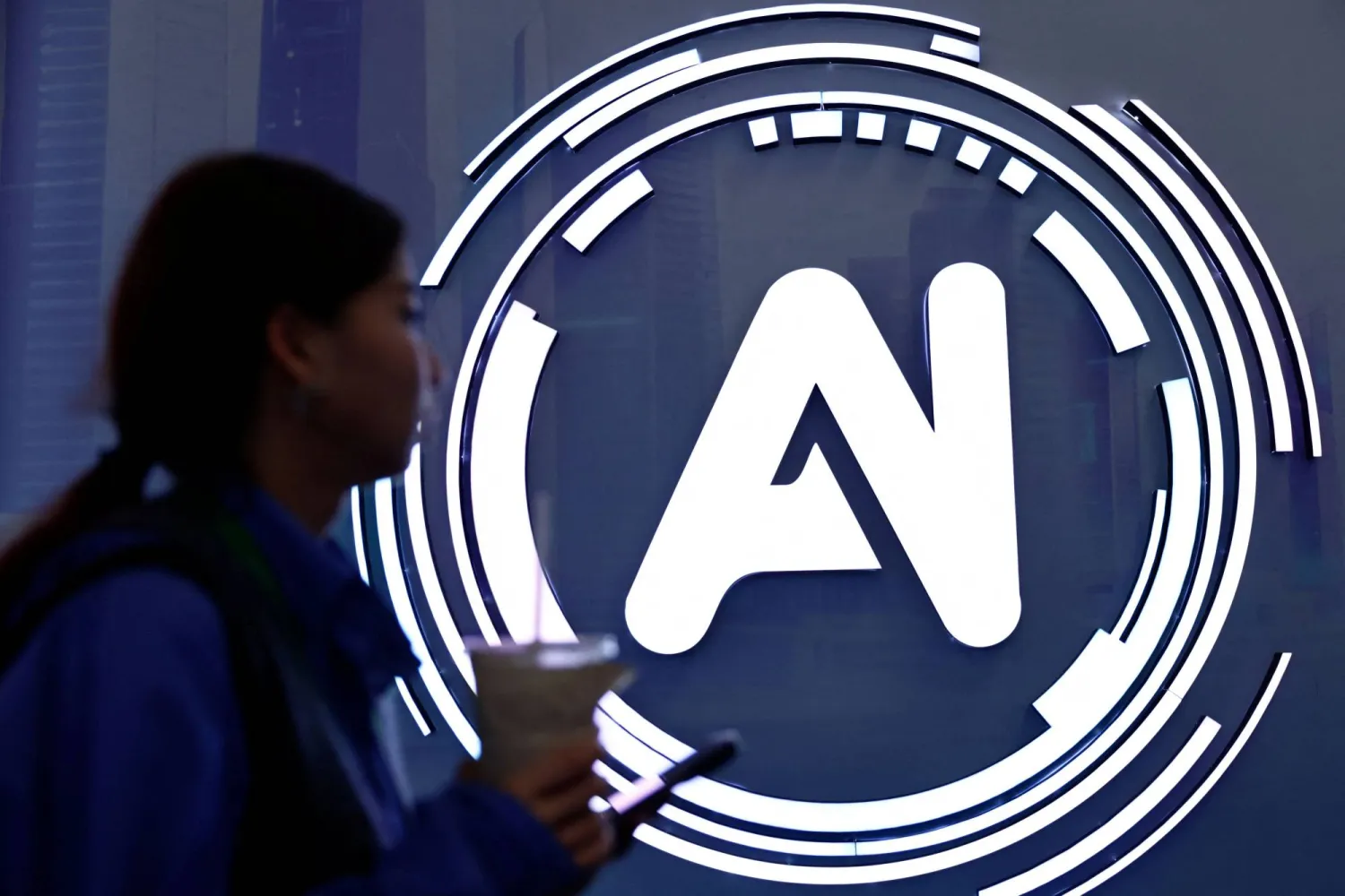 يبدأ الاتحاد الأوروبي، الأسبوع المقبل، إجراءات قد تفضي إلى إلغاء قواعده التاريخية المتعلقة بالذكاء الاصطناعي وحماية البيانات الشخصية تحت ضغوط شديدة من قطاع التكنولوجيا على جانبَي المحيط الأطلسي.