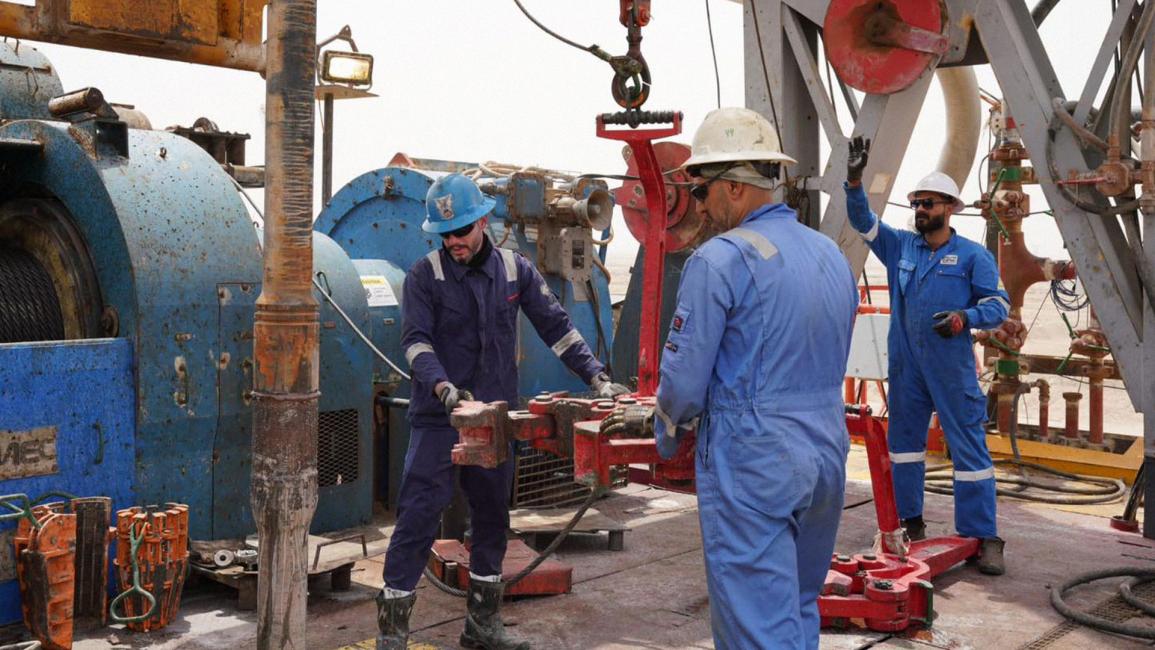 قالت مصادر في السوق ووثائق اطلعت عليها وكالة رويترز، إن شركة تسويق النفط العراقية (سومو) المملوكة للدولة تطرح أكثر من ستة ملايين طن من زيت الوقود عالي الكبريت بين شهري يناير/كانون الثاني ويونيو/حزيران 2026، وذلك من خلال ثلاث مناقصات بأحجام متفاوتة. ومن المتوقع أن تضيف هذه الكميات إمدادات إضافية إلى المعروض العالمي من زيت الوقود، مما قد يساهم في الحد من الفروقات السعرية في الأسواق الآسيوية، والتي كانت تتداول بالفعل بخصومات منذ أوائل أكتوبر/تشرين الأول الماضي نتيجة وفرة المعروض وضعف الطلب الموسمي.