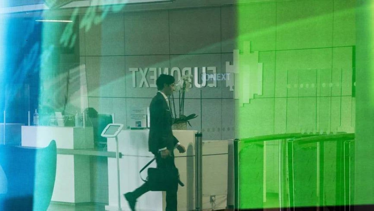 هذا الإنجاز لم تنجح المنطقة في تحقيقه سوى ثلاث مرات فقط من قبل، وهو دليل على تجدد ثقة المستثمرين بأوروبا، حيث بدأت توقعات النمو تتحسن أخيراً، وهذه مفاجأة أيضاً، إذ توقع معظم الاستراتيجيين تحقيق مكاسب ضئيلة هذا العام، بينما كان من المتوقع أن يغذي الاقتصاد الأمريكي أداء متفوقاً في «وول ستريت».