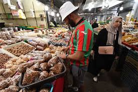 تُظهر إحصاءات حكومة الجزائر أن الميزان التجاري للبلاد سجل خلال النصف الأول من السنة الجارية عجزاً لأول مرة منذ عام 2021، نتيجة تراجع الصادرات وارتفاع الواردات على أساس سنوي،