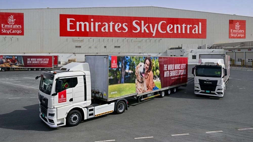 أعلنت «الإمارات للشحن الجوي»، ذراع الشحن التابعة لأكبر ناقلة جوية دولية في العالم، عن تحديث أسطول شاحناتها البرية بإضافة طرازات Euro 6 الأحدث من شاحنات MAN، بالتعاون مع شركة التضامن للنقليات.