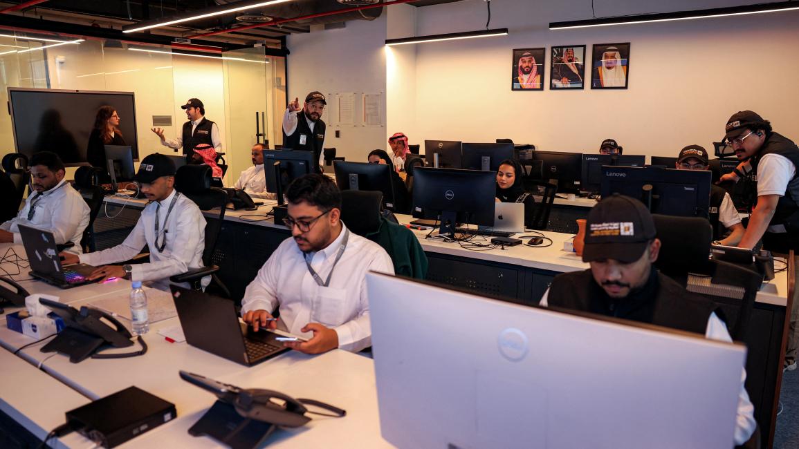 قال أربعة مسؤولين في شركات توظيف لوكالة رويترز، إن الشركات السعودية بدأت تقلص المزايا السخية التي كانت تجتذب في وقت ما أفضل الكفاءات الأجنبية للعمل في قطاعات مثل البناء والتصنيع مع سعي المملكة لكبح الإنفاق وإعادة ترتيب الأولويات الاقتصادية.