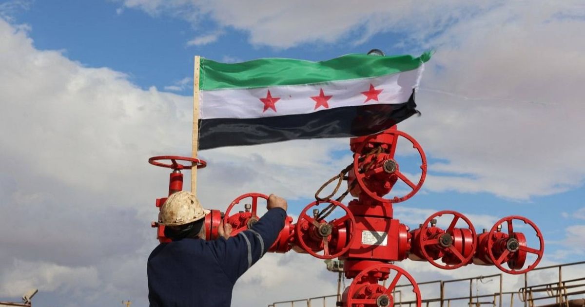 درت وزارة الطاقة السورية قراراً بخفض أسعار المشتقات النفطية مساء الثلاثاء، وذلك في إطار خطة الإصلاح الشاملة لقطاع الطاقة وفق ما أكد الوزير محمد البشير عبر حسابه على "إكس"، موضحاً أن التخفيض جاء ليحقق التوازن في الاستهلاك وتعزيز كفاءة استخدام الموارد.