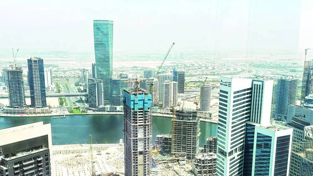 كشفت الهيئة الاتحادية للضرائب أنها بصدد تطوير «حاسبة ضريبية» خاصة بضريبة القيمة المضافة على العقارات التجارية في دولة الإمارات، وذلك من أجل تسهيل تطبيق التشريعات الضريبية ذات الصلة على المبيعات العقارية.