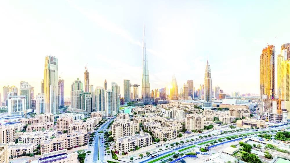 سجلت سوق العقارات السكنية في دبي أداءً استثنائياً منذ مطلع عام 2025 حتى نهاية أكتوبر/ تشرين أول الماضي، إذ بلغ إجمالي مبيعات الوحدات السكنية 189247 وحدة، بقيمة تجاوزت 277 مليار درهم، وفقاً لبيانات دائرة الأراضي والأملاك في دبي التي رصدتها «الخليج». وأظهرت الأرقام أن المبيعات على الخارطة واصلت هيمنتها على المشهد، مستحوذة على نحو 53% من إجمالي عدد الصفقات، أي أكثر من 100 ألف وحدة، في حين بلغت حصتها من قيمة المبيعات 73.5% بما يعادل 203.6 مليار درهم.