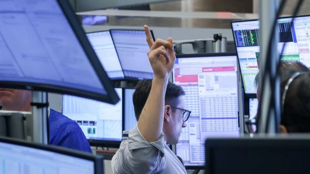 وجه اجتماع مجلس حكومة محلية الخرطوم، برئاسة المدير التنفيذي للمحلية الأستاذ عبد المنعم البشير، اليوم، باستكمال لجان الخدمات على مستوى الأحياء بالوحدات الإدارية وفقًا للمعايير المعتمدة من المحلية، بما يسهم في تسهيل وصول الخدمات والدعم المقدم للأسر. وشدد الاجتماع على استكمال تشكيل لجان الأمن بالوحدات الإدارية لتفعيل الضبط الأمني، كما اطلع على تقرير مفصل من الإدارة العامة للشؤون الاجتماعية حول الدعم النقدي والعيني المقدم للأسر خلال الفترة الماضية، إلى جانب دعم التكايا من قبل الوزارة المختصة والمنظمات والجهات الاعتبارية والأفراد. اكتشاف المزيد كتب عن تاريخ السودان اشتراك قنوات رياضية موقع تقديم الحج أخبار السياسة السودانية جواز سفر إلكتروني سوداني تقارير خاصة السودان نتيجة الشهادة السودانية سونا اخبار السودان اليوم حالة الطقس السودان وتناول الاجتماع الجهود المبذولة لاستضافة الوافدين من منطقة بارا والدعم المقدم لهم من سلال غذائية بمنطقة تواجدهم بحي جبرة بالخرطوم. ووجّه الاجتماع الإدارة العامة للشؤون الاجتماعية بضرورة تغطية جميع المستحقين من الشرائح الضعيفة عبر تقسيم عادل للدعم. وفي جانب آخر، استعرض الاجتماع تقرير إدارة النقل العام والبترول، والذي أكد استقرار ووفرة المواد البترولية وغاز الطبخ في جميع منافذ الخدمة، كما ناقش خطة ترحيل المواقف العشوائية من دوران نفق السوق المركزي إلى مواقع بديلة، وأمن المجلس على الخطوة لما تسهم به في تخفيف الازدحام المروري وتفريغ المنطقة من الاكتظاظ. كما استمع الاجتماع إلى تقرير حول أداء النظافة والجهود المبذولة في تنفيذ الخطة الموضوعة، موجها بمضاعفة الجهود للارتقاء بمستوى الخدمة، إضافة إلى استعراض موقف الإيرادات وتوجيه الجهات المختصة بتفعيل المواعين الاستثمارية المجمدة.