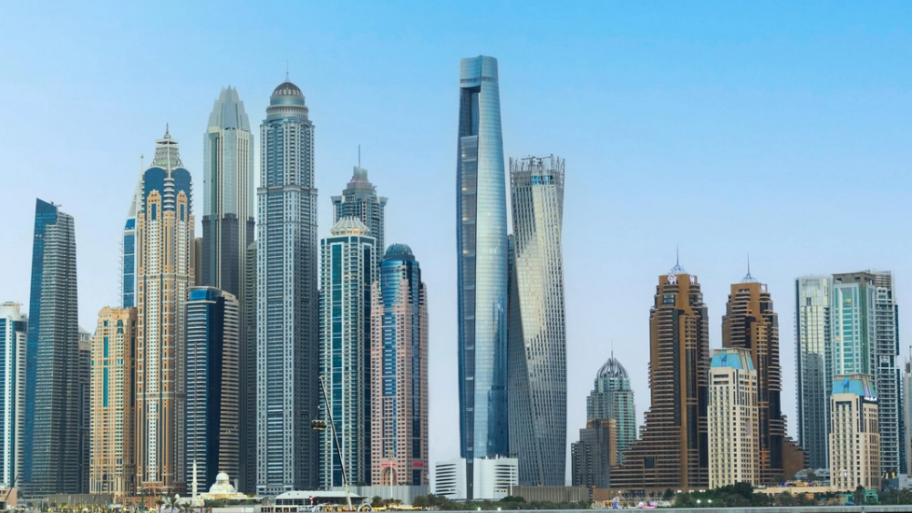 ويبلغ ارتفاع البرج الفندقي 377 متراً، فيما يحتضن في قمته أعلى مسبح في العالم، على ارتفاع 310 أمتار، من المقرر أن يفتتح في فبراير 2026، مانحاً زوّاره تجربة ضيافة غير مسبوقة في قلب مرسى دبي