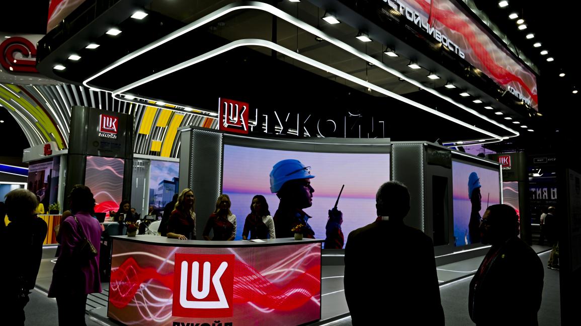 تشهد شركة "لوك أويل" الروسية، أحد أبرز المستثمرين الأجانب في قطاع النفط العراقي، أزمة متصاعدة بعد إعلانها حالة القوة القاهرة في حقل غرب القرنة 2 العملاق بمحافظة البصرة، إثر العقوبات الأميركية الأخيرة التي طاولتها إلى جانب شركة "روسنفت"،