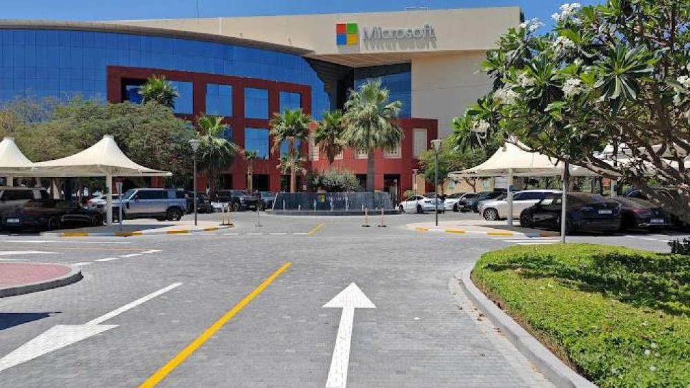 تواصل شركة مايكروسوفت العالمية، ترسيخ حضورها في دولة الإمارات، عبر إطلاق وتنفيذ مجموعة من المشاريع والاستثمارات الاستراتيجية التي تعزز مكانة الدولة مركزاً عالمياً للذكاء الاصطناعي والتحول الرقمي، وتدعم مسيرتها نحو بناء اقتصاد معرفي متنوع ومستدام.