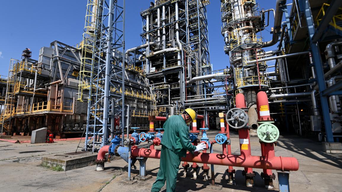 انخفضت أسعار النفط، يوم الأربعاء، حيث طغى التوقع بزيادة مخزونات النفط الخام الأميركية على التوقف المؤقت للإنتاج في حقلين كبيرين في كازاخستان، والضغوط الجيوسياسية الناجمة عن تهديدات الولايات المتحدة بفرض تعريفات جمركية على خلفية سعيها للسيطرة على غرينلاند.