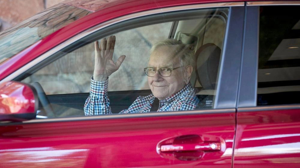 عندما أعلن وارين بافيت انسحابه التدريجي من مسؤولياته اليومية في شركة بيركشاير هاثاواي، توقف العالم المالي للحظة. حللت الأسواق ما سيعنيه رحيله للأسهم والمستثمرين والشركات العملاقة.