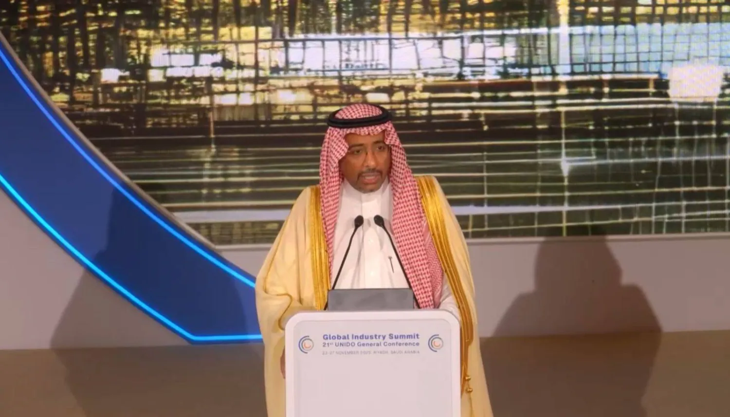 أكد وزير الصناعة والثروة المعدنية السعودي بندر الخريف، خلال مشاركته في القمة العالمية للصناعة (مؤتمر اليونيدو 21)، أن المملكة تمتلك أكثر من 800 فرصة صناعية ضمن استراتيجياتها الوطنية الموجَّهة حتى عام 2035. وذكر أن قيمة مشروعات خطوط الأنابيب القائمة والمستقبلية في المملكة تتجاوز 500 مليار دولار.