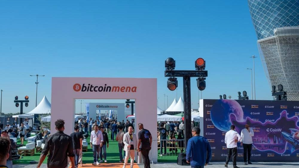 يعود مؤتمر بيتكوين الشرق الأوسط وشمال إفريقيا «بيتكوين مينا» إلى العاصمة الإماراتية أبوظبي اليوم وغداً، بتنظيم مشترك بين مجموعة أدنيك، إحدى شركات مدن، وشركة (بي تي سي) BTC Inc، ليؤكد مكانة المدينة كمركز رائد للتمويل الرقمي في المنطقة.