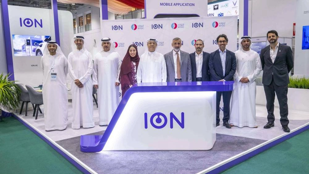 ابرمت مجموعة اينوك شراكة استراتيجية مع «آيون»، ذراع «بيئة» للتنقل المستدام والمشروع المشترك بينها وبين شركة الهلال للمشاريع، بهدف طرح شواحن فائقة السرعة للمركبات الكهربائية العاملة بالتيار المستمر في محطات خدمة اينوك في إمارة الشارقة.