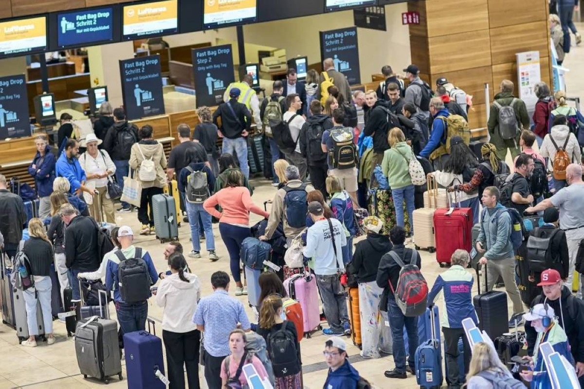 أفاد تقرير جديد صادر عن مجلس مطارات أوروبا بأن إطلاق منظومة الدخول والخروج الجديدة (EES) يسبب اضطرابات كبيرة على مستوى الحدود الأوروبية، نتيجة تضافر مجموعة من المشكلات التشغيلية المصاحبة لنشر النظام. يأتي ذلك بعد أن بدأ الاتحاد الأوروبي التطبيق التدريجي لمنظومة الدخول والخروج في أكتوبر الماضي، ما فرض على رعايا الدول الثالثة التعامل مع تقنيات جديدة عند نقاط الدخول إلى منطقة «شنغن».