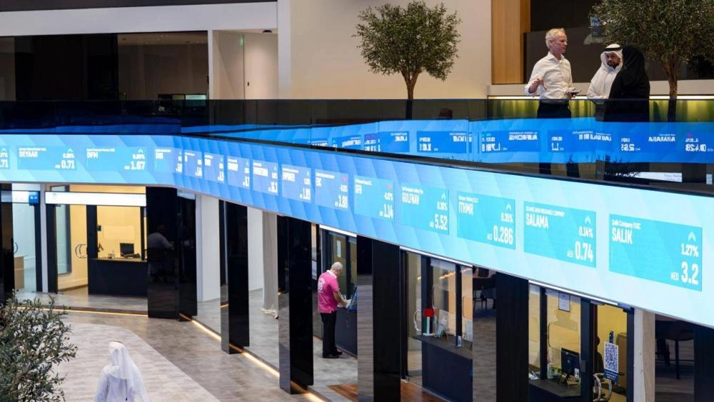 أغلقت أسهم الإمارات في دائرة المكاسب، الخميس، مع وصول المؤشرات العامة للأسواق عند مستويات فنية جديدة، على وقع عمليات شرائية طالت شركات في قطاعات متعددة أبرزها العقار والبنوك والطاقة والصناعة.
