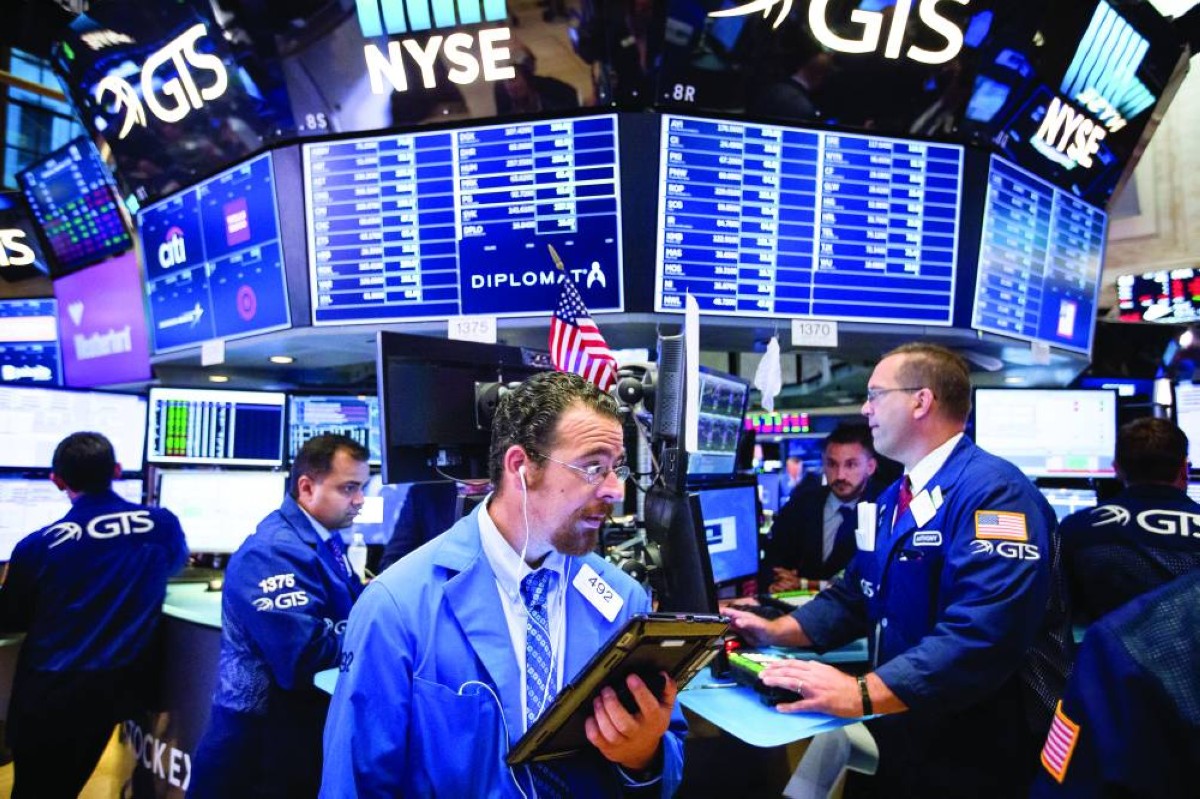 شهدت المؤشرات الرئيسية في «وول ستريت» انخفاضاً جماعياً، مع تخلي أسهم التكنولوجيا ⁠ذات الثقل عن بعض المكاسب التي حققتها الأسبوع ⁠الماضي، والتي دفعت مؤشر «ستاندرد آند بورز 500» إلى مستويات ​مرتفعة جديدة في تداولات سابقة. وتراجع مؤشر «ستاندرد ​آند بورز 500» اليوم بنسبة 0.47%،