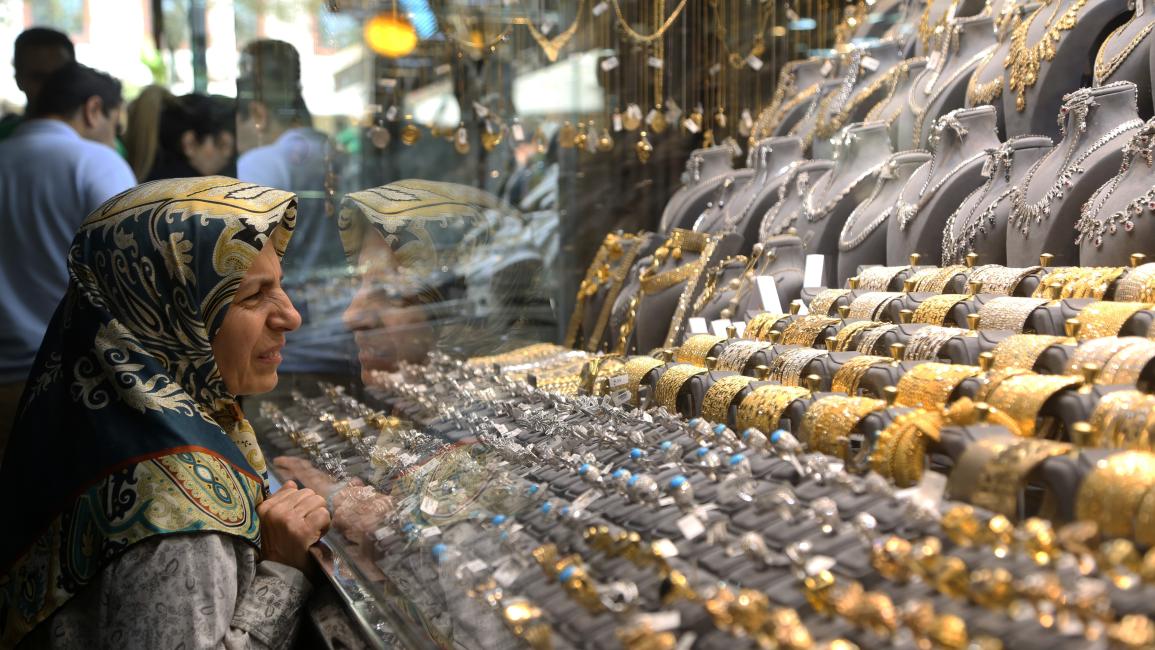 تشهد أسعار العملات الأجنبية في إيران، ومعها أسعار الذهب، ارتفاعاً غير مسبوق، في الوقت الذي جاءت فيه زيادةُ أسعارِ البنزين لتُفاقم المخاوفَ الشعبية بشأن تقلّص القدرة الشرائية وضيق المعيشة.