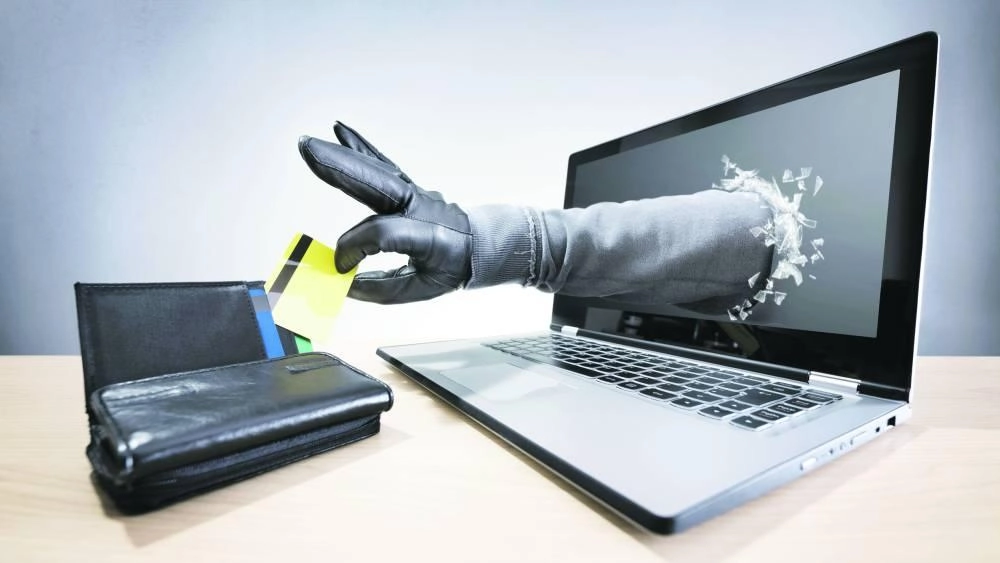 يواجه الأشخاص حول العالم تزايداً كبيراً في حالات الاحتيال المصرفي، التي تستنزف مدخراتهم وتتركهم في صدمة، لا سيما حين ترفض المؤسسات المالية تعويضهم.