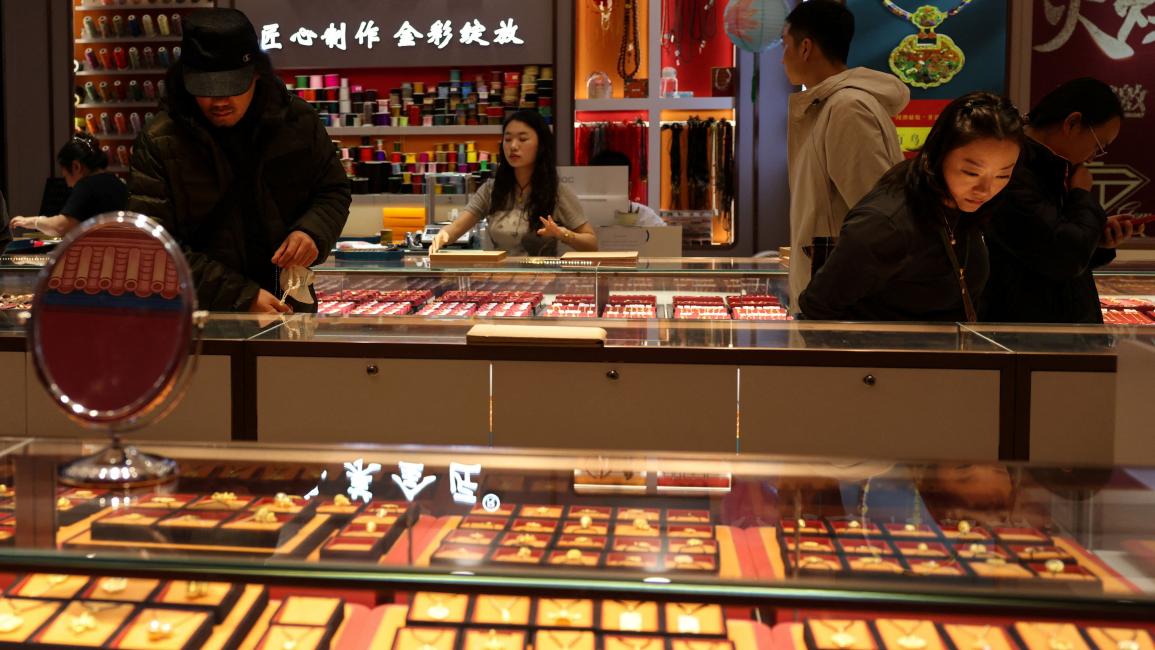 ارتفعت أسعار الذهب اليوم الاثنين، مدعومة بانخفاض عوائد سندات الخزانة الأميركية، في حين استقرت أسعار الفضة بعد ارتفاع قياسي الأسبوع الماضي، بينما ارتفعت أسعار النفط وسط تصاعد التوترات الجيوسياسية في فنزويلا وأوكرانيا