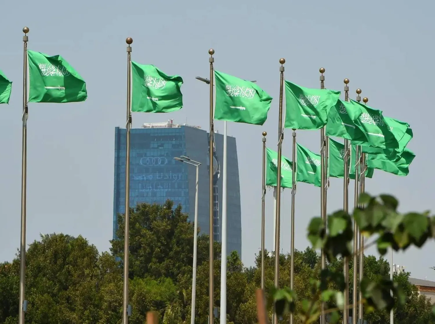 استعرض مجلس الشؤون الاقتصادية والتنمية في السعودية مستجدات الاقتصاد العالمي وأداء الاقتصاد الوطني، إلى جانب تقارير تتعلق ببرامج تحقيق رؤية السعودية 2030 وأداء الأجهزة العامة وتطورات القطاع غير الربحي، فضلاً عن عدد من الأنظمة والمشروعات التنظيمية.