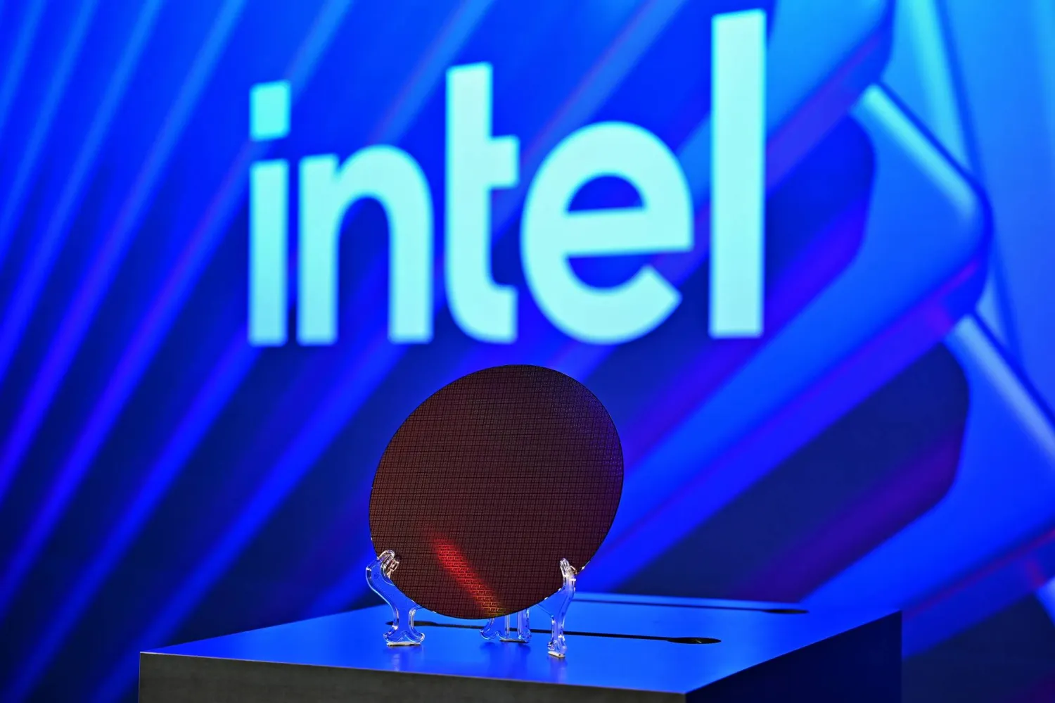 سرت شركة صناعة الرقائق الأميركية «إنتل» طعنها ضد غرامة مكافحة احتكار فرضها الاتحاد الأوروبي قبل عامين بقيمة 376 مليون يورو (438 مليون دولار) بسبب عرقلة المنافسين، لكنها حققت بعض العزاء حيث خفّضت ثاني أعلى محكمة أوروبية العقوبة بمقدار الثلث يوم الأربعاء.