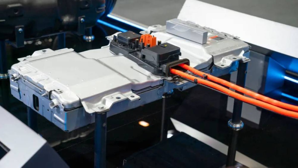 طور فريق من الباحثين في المعهد الوطني للعلوم والتكنولوجيا في أولسان (UNIST) طريقة مبتكرة لزيادة عمر البطاريات الصلبة للسيارات الكهربائية، من خلال تعديل طبقة الإلكتروليت بطريقة بسيطة وفعالة.