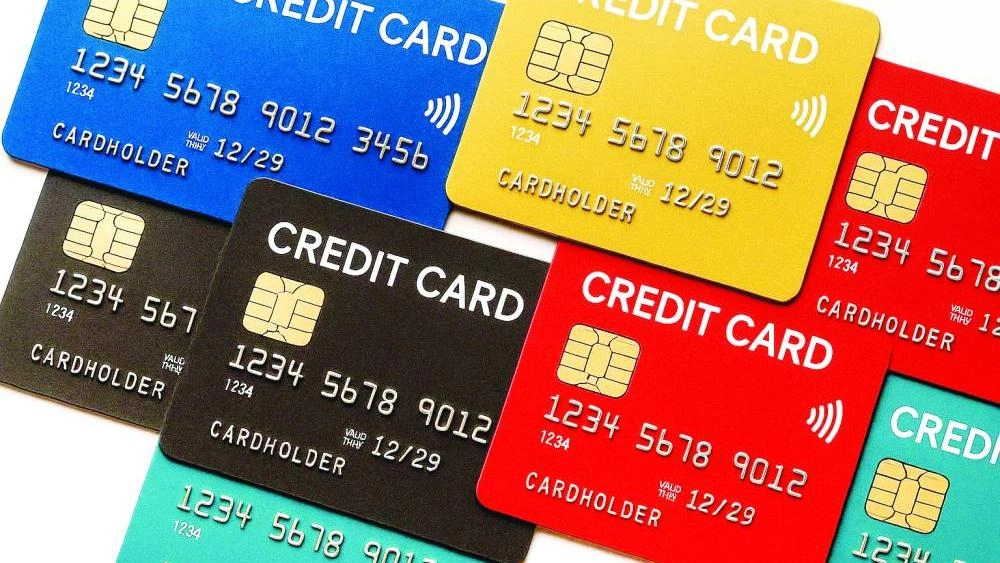 شكا عدد من عملاء البنوك من ارتفاع الرسوم المفروضة على استخدام البطاقات الائتمانية خارج الدولة، مؤكدين أن هذه الكلف أصبحت تشكل عبئاً مالياً متزايداً عليهم، خاصةً مع الاعتماد الواسع على الدفع الإلكتروني أثناء الرحلات الخارجية