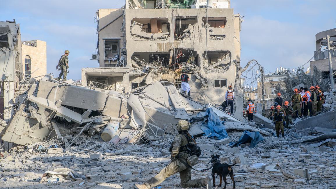 حذر كبار المسؤولين في وزارة المالية الإسرائيلية من أن تجدد القتال مع إيران قد يكلف إسرائيل عشرات المليارات، ما يجبرها على زيادة العجز، أو تجاوز ميزانيتها مرة أخرى، أو خفض تمويل الوزارات، للعام الثالث على توالي بسبب الضغط الاقتصادي الناجم عن الحرب الطويلة، وفق ما نشرت صحيفة "يديعوت أحرونوت" العبرية اليوم الثلاثاء.