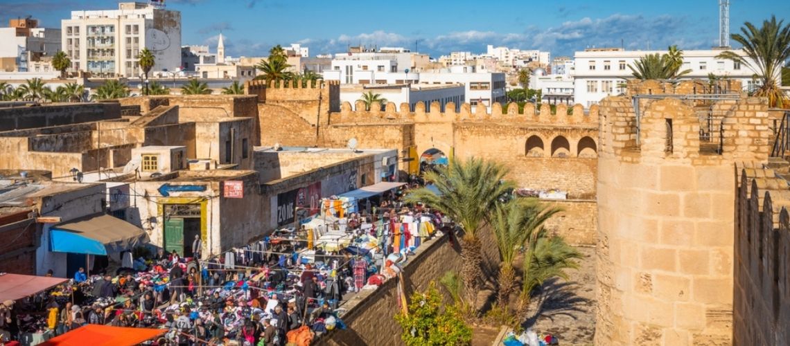  أعلنت السلطات في الجزائر توقيف تسعة أشخاص من جنسية جزائرية في عمليتين متفرقتين، عند محاولتهم الدخول والخروج إلى البلاد بطريقة غير قانونية عبر الحدود البرية مع تونس، في أسلوب جديد للتحايل على القانون بشأن صرف العملة للسفر، وإعادة بيعها في السوق الموازية للاستفادة من الفارق في سعر الصرف.