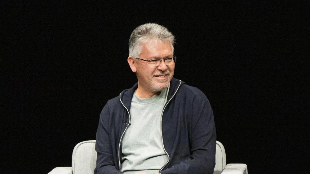 أعلنت «أبل» في بيانٍ، أن جون جياناندريا، رئيس قسم الذكاء الاصطناعي في الشركة، سيغادر منصبه في الربيع المقبل بعد فترة انتقالية شغل خلالها منصب النائب الأول للرئيس لشؤون التعلّم الآلي واستراتيجيات الذكاء الاصطناعي.