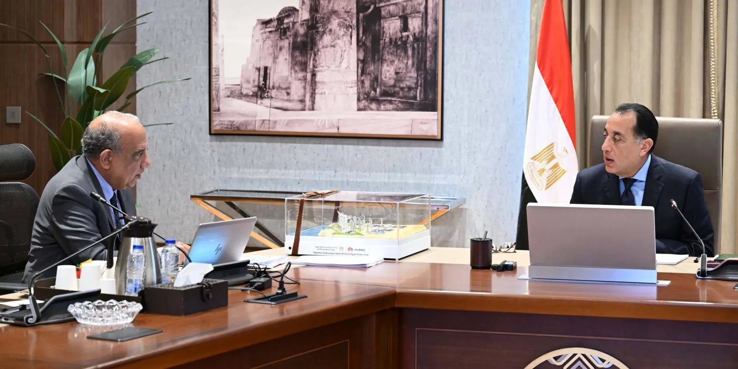 قال وزير الكهرباء والطاقة المتجددة المصري، محمود عصمت، إن مشروع الربط الكهربائي المصري السعودي يتم تجهيزه في صورته النهائية لبدء تشغيل المرحلة الأولى في القريب العاجل.