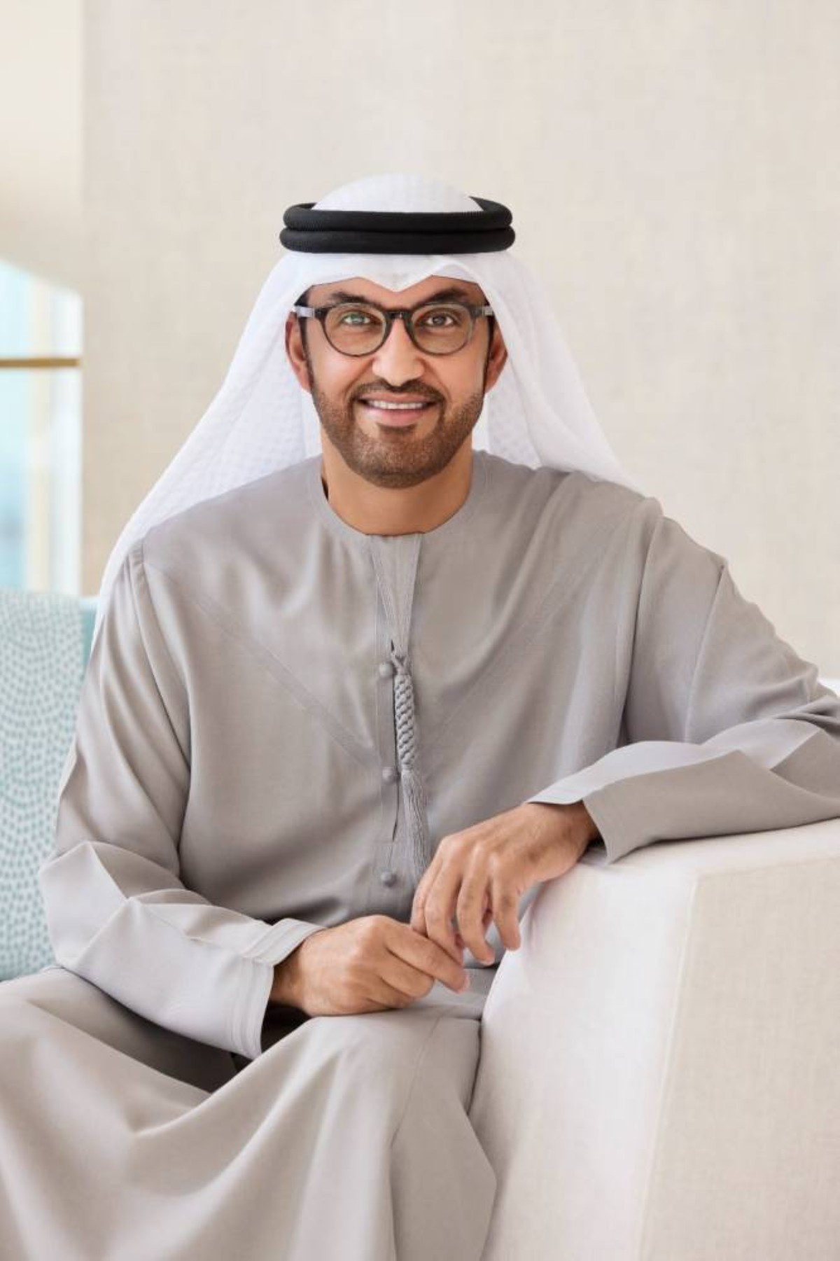 رغم الظروف الصعبة التي يمر بها قطاع الكيماويات والبلاستيك العالمي، فإن المسؤول الذي يقوم بالخطوات الأكثر جرأة لتوحيد الجهود وتعزيز التنافسية في هذا القطاع هو معالي الدكتور سلطان أحمد الجابر، وزير الصناعة والتكنولوجيا المتقدمة، العضو المنتدب والرئيس التنفيذي لـ «أدنوك» ومجموعة شركاتها،