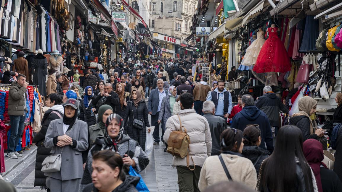 قال رئيس اتحاد نقابات العمال التركي، إرجون أتالاي، اليوم الثلاثاء، إن "ظروف المعيشة تزداد صعوبة يوماً بعد يوم وأصحاب الأجور الدنيا والمتقاعدون هم أكثر الفئات التي تحتاج إلى الدعم