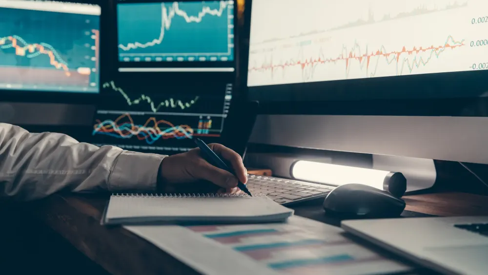 في عالم صناديق التحوط، الذي يدير أصولاً تفوق قيمتها 4.5 تريليون دولار، كان من المعتاد أن تكون القاعدة صارمة: المدير الذي يتكبّد خسائر بملايين الدولارات يُستبعد بسرعة، وغالباً دون فرصة للعودة.