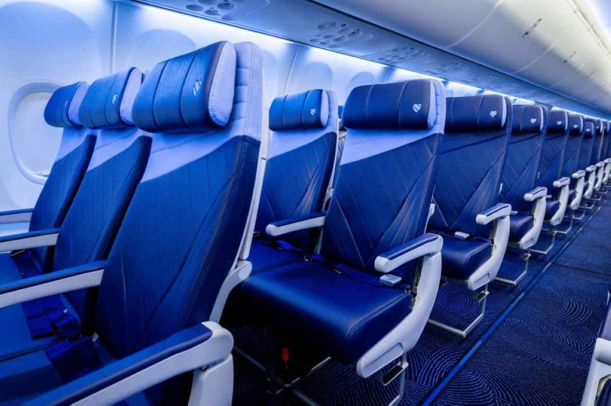 أعلنت ساوث ويست إيرلاينز شركة طيران أمريكية منخفضة التكلفة عن سياسة جديدة قد تزيد تكاليف السفر للركاب ذوي الأوزان الثقيلة، حيث ستطلب منهم شراء مقعد إضافي مسبقا إذا تجاوز عرض أجسامهم مسند المقعد، في خطوة تهدف لضمان راحة جميع الركاب على متن الطائرة.