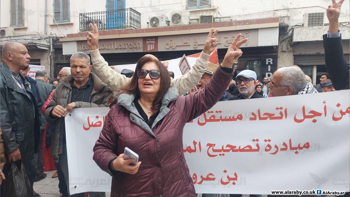 نفذ آلاف العمال التونسيين المنتمين إلى قطاعات الصناعات الغذائية والتجارة، اليوم الأربعاء، إضرابًا عامًا، احتجاجًا على رفض المشغلين صرف الزيادات في رواتبهم بعنوان العام الحالي، ما أدى إلى توقف العمل في المساحات التجارية الكبرى وتجارة التجزئة والتفصيل، إضافة إلى مصانع العجين الغذائي والمشروبات والمياه والقهوة، إلى جانب توقف جزئي في نشاط الأفران.