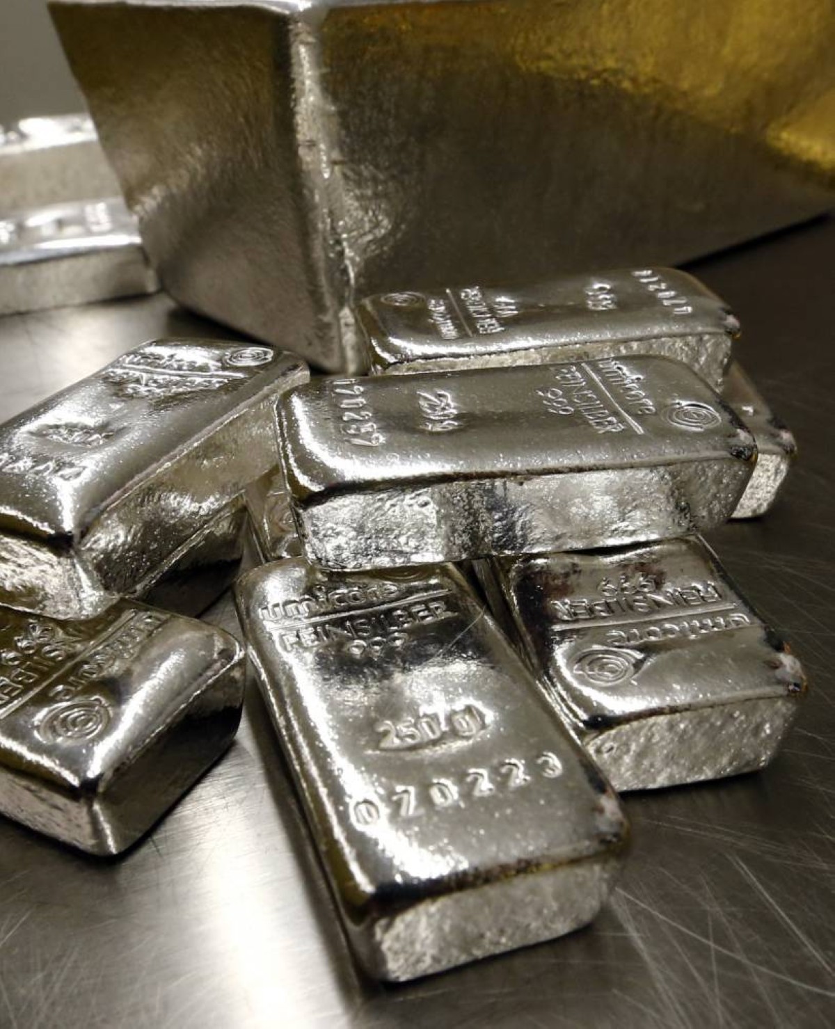 أثار الانخفاض الحاد الأخير في أسعار الفضة وتذبذبها هذا الأسبوع تساؤلات المستثمرين: متى وأين سيصل سعرها إلى القاع؟